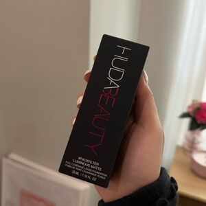 Huda Beauty Luminous Matte Liquid Foundation in Toasted Coconut - unopened